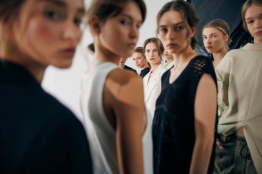 KYIV, UKRAINE - EYLÜL 02, 2024: Sahne arkası SIDLETSKIY Şovu - Ukrayna Moda Haftası Yaz 2025