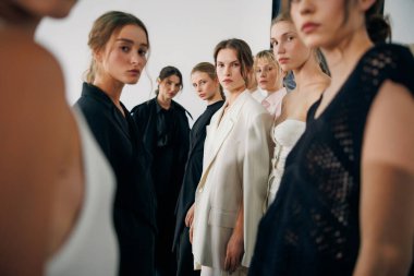 KYIV, UKRAINE - EYLÜL 02, 2024: Sahne arkası SIDLETSKIY Şovu - Ukrayna Moda Haftası Yaz 2025