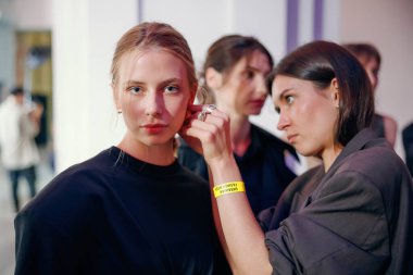 KYIV, UKRAINE - EYLÜL 02, 2024: Sahne arkası SIDLETSKIY Şovu - Ukrayna Moda Haftası Yaz 2025