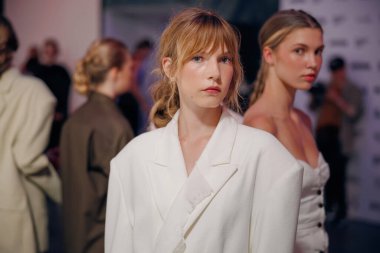 KYIV, UKRAINE - EYLÜL 02, 2024: Sahne arkası SIDLETSKIY Şovu - Ukrayna Moda Haftası Yaz 2025