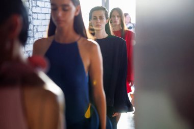 KYIV, UKRAINE - EYLÜL 04, 2024: Kulis J 'AMEMME Şovu - Ukrayna Moda Haftası Yaz 2025