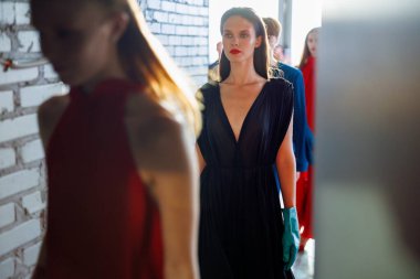 KYIV, UKRAINE - EYLÜL 04, 2024: Kulis J 'AMEMME Şovu - Ukrayna Moda Haftası Yaz 2025