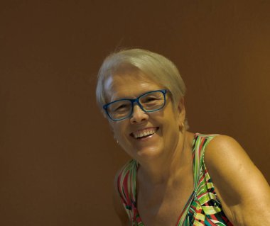 Olgun bir kadın ailesiyle doğum gününü kutluyor.