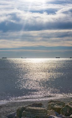 Akdeniz okyanusu beyaz bulutlarla mavi gökyüzüne eşlik ediyor.