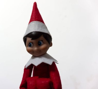 elf bisiklet koltuğunda, çocukları izliyor.