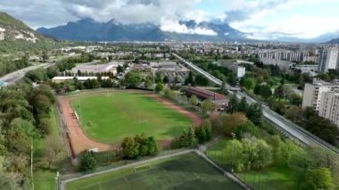 Vue arienne d'un stade de sport dans l'agglomration de Grenoble