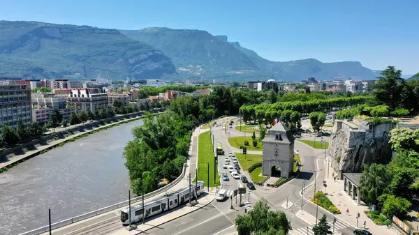Grenoble 'dan Fransa Limanı' na giden tramvayın hava görüntüsü