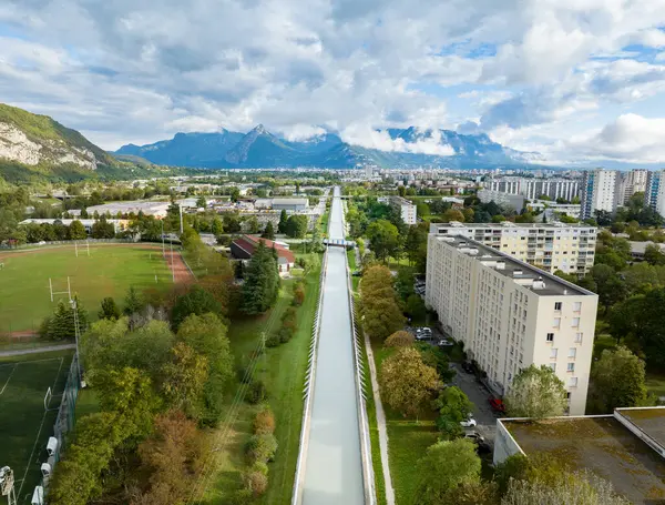 Fransızcada Grenoble yakınlarındaki su yolu havadan görünüyor.