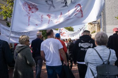 Hilden Haan ve Solingen 'deki hastanelerin kapatılmasını protesto eden ve yürüyüş yapan insanlar, Hilden Belediyesi' ndeki tabelalarla
