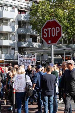 Hilden Han ve Solingen 'deki hastanelerin kapatılmasını protesto eden insanlar, Gabelung Hilden' deki tabelalarla