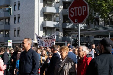 Hilden Han ve Solingen 'deki hastanelerin kapatılmasını protesto eden insanlar, Gabelung Hilden' deki tabelalarla