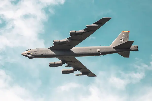 Avusturya 2022 'deki hava kuvvetleri hava gösterisinde B52 Bombardıman uçağı üstgeçidi. Yüksek kalite fotoğraf