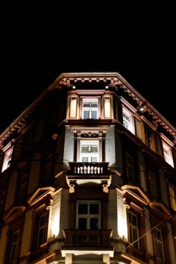 Graz 'daki antik binanın gece çevresindeki ışıkla çekilmiş güzel bir fotoğrafı. Yüksek kalite fotoğraf