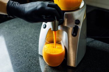 Mango Havuç Elma Smoothie koyu arka planda cam pipetli bir bardakta. Yüksek kalite fotoğraf