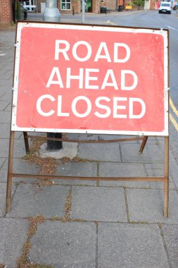 İlerideki Yol, İngiltere 'deki Pavement' te Kapalı Kırmızı İşaret