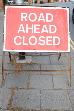 İlerideki Yol, İngiltere 'deki Pavement' te Kapalı Kırmızı İşaret
