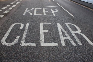 Beyaz yol işaretleri asfalt yol yüzeyine 