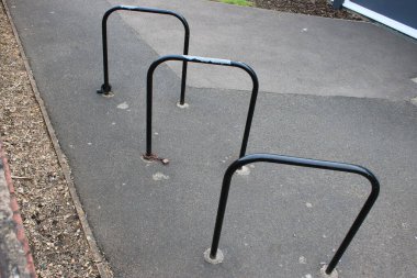 Metal dış bisiklet askısı halkaları asfalt kaldırıma monte edildi