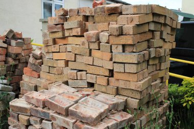 Büyük bir tuğla yığını.