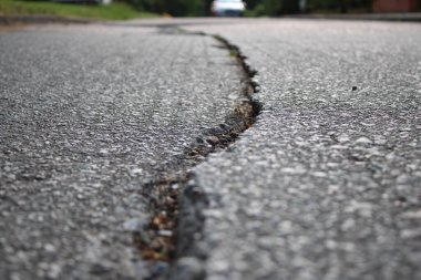 Beton bir yolda geniş bir çatlak.