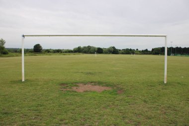 Birçok beyaz kale direği olan açık hava sahası futbol sahası