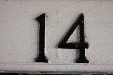 14 numaralı kapı beyaz bir arkaplana yakın.