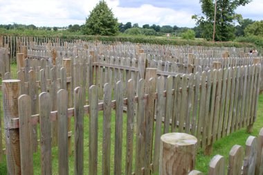 Küçük açık hava çocukları tahta çit labirenti