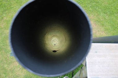 Uzun siyah borunun içerisinden bakış açısı 