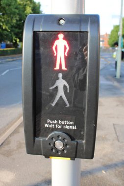 Kırmızı noktadaki yaya geçidi adamı aydınlatılmış, bir yaz öğleden sonra İngiltere 'de çekilmiş.