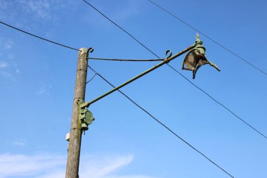 Gündüz vakti çekilmiş yön yansıtıcı fotoğraflı klasik sokak fenerleri.