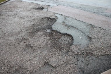 Paramparça olmuş yol yüzeyi ışık yağışı sonrasında alındı