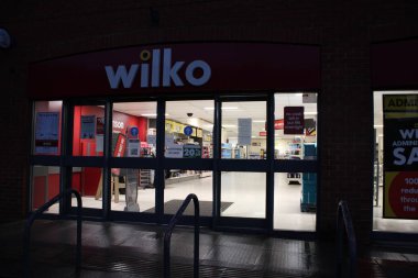 Syston, Leicestershire, İngiltere, 12 Eylül 2023, Wilko ana girişi, gece vakti mağazada ışıklar açık, boş bir mağaza.