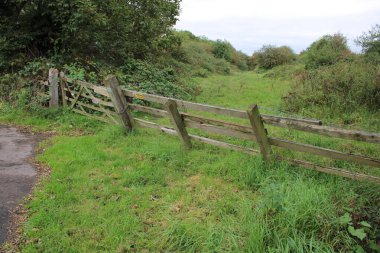 Kapı ve eski hasarlı çitler açıya eğiliyor.