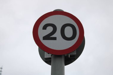 20 MPH hız sınırı işareti, okullar ve diğer yoğun yerleşim alanlarında yaygın olarak görülen