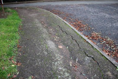 Asfaltlı asfalt kaldırım, kaldırımda geniş bir alan görünür dikey fotograflı.