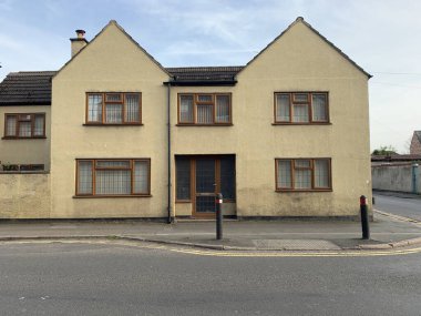 Kahverengi UPVC pencereli, kapılı ve Sorrell Brown renginde büyük bir İngiliz evi.