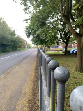 Metal gri parmaklıkların yakından çekilmiş resmi, seçici odak noktası