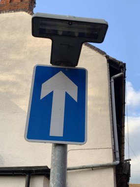 İngiltere 'yi gösteren mavi tek yönlü işaret oku.