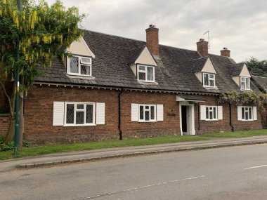 İngiltere 'nin kayrak çatılı büyük yazlık evi.