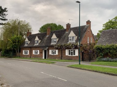 İngiltere 'nin kayrak çatılı büyük yazlık evi.