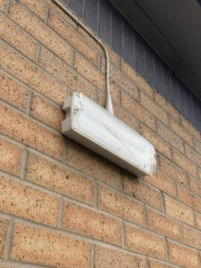 Endüstriyel beyaz duvar açık hava ışığı İngiltere 'ye monte edildi