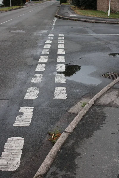 Birleşik Krallık yol kavşağı yol işaretleri, ıslak yol yüzeyi ve su birikintisi verir