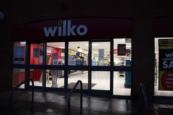 Syston, Leicestershire, İngiltere, 12 Eylül 2023, Wilko ana girişi, gece vakti mağazada ışıklar açık, boş bir mağaza.