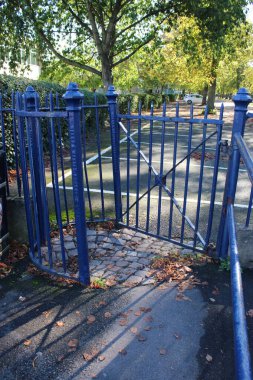 Metal bir öpüşme kapısı. Yayaların geçmesine izin verirken çiftlik hayvanlarını zapt etmek için kullanılır.