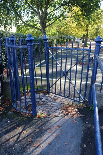 Metal bir öpüşme kapısı. Yayaların geçmesine izin verirken çiftlik hayvanlarını zapt etmek için kullanılır.