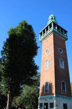 Loughborough, Leicestershire, İngiltere, 15 Ekim 2023, Carillion kulesi ve savaş müzesi, ana giriş kapısı görünen kule dikey resmi