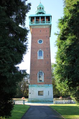Loughborough, Leicestershire, İngiltere, 15 Ekim 2023, Carillion kulesi ve savaş müzesi, her iki tarafında kozalaklı iki kule olan dikey resim