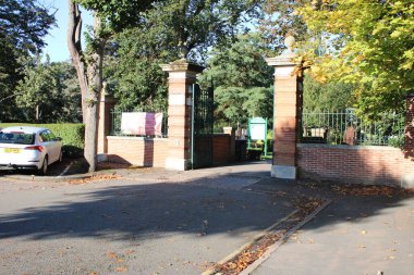 Loughborough, Leicestershire, İngiltere, 15 Ekim 2023, New Street yakınlarındaki Queens Park 'a giriş güneşli bir sabah