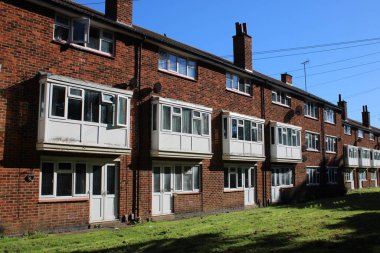 3 katlı apartman dairesi, güneşli bir kış sabahı alındı.