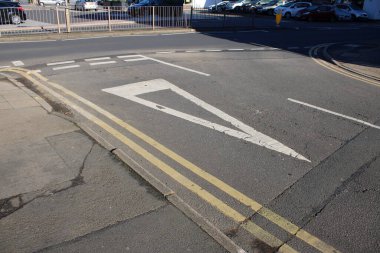 Çift beyaz, işlek bir şehirde yol kavşağı alınan, üçgenli çizgiler verir